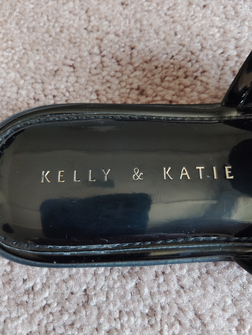 Kelly & Katie Black Patent Thong Sandals with Gold Emblem,sz 7.5 - Picture 4 of 7